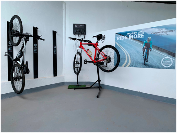 Bicicletas en soporte y cartel de ciclismo en Tenerife que dice Worry less ride more.