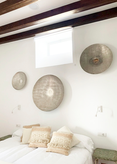 Cama doble con almohadas decorativas en habitación de hotel en Tenerife.
