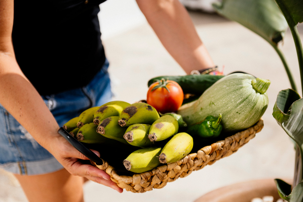 Canasta de frutas y verduras frescas en Tenerife.