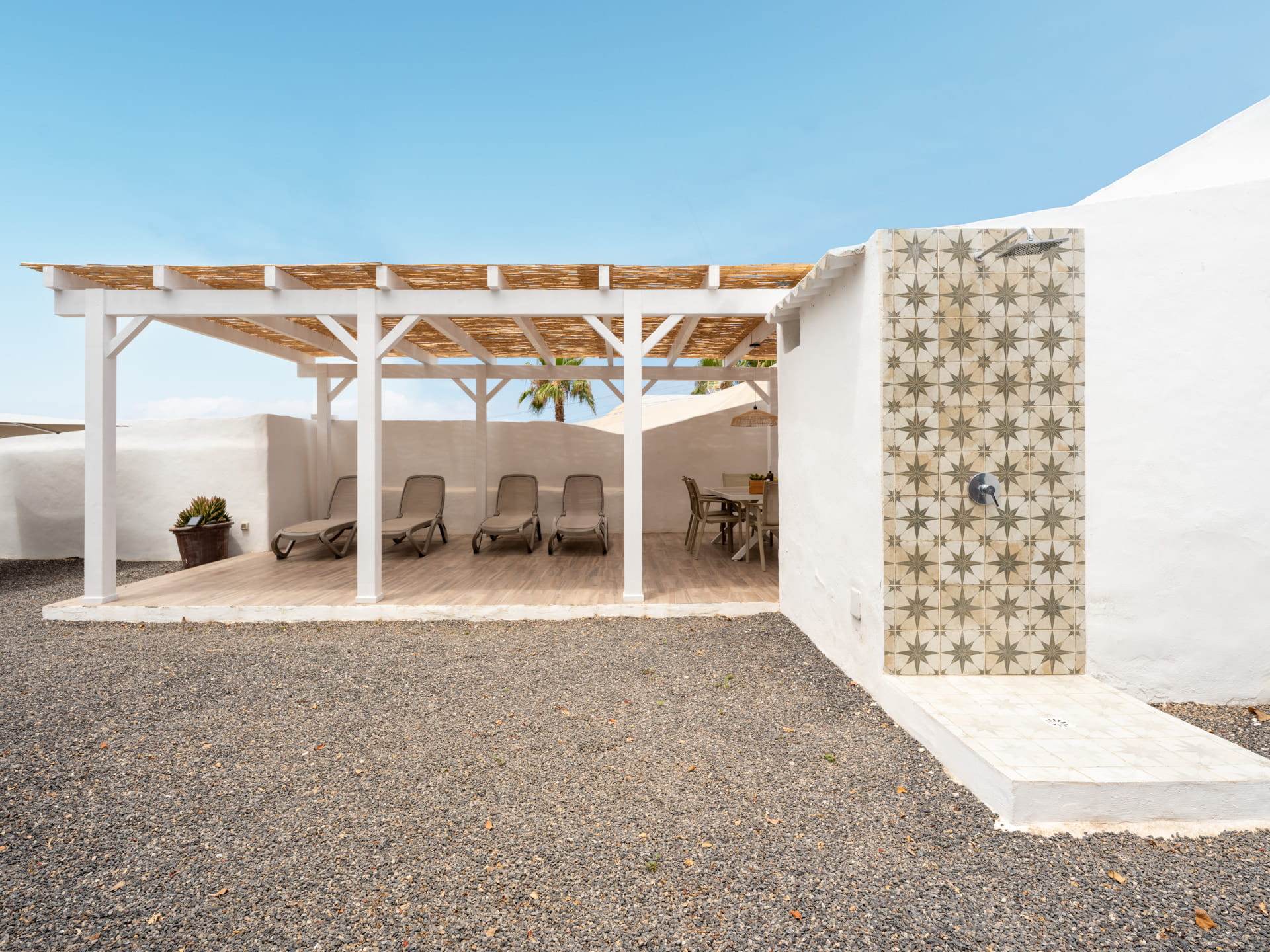 Terraza con ducha exterior