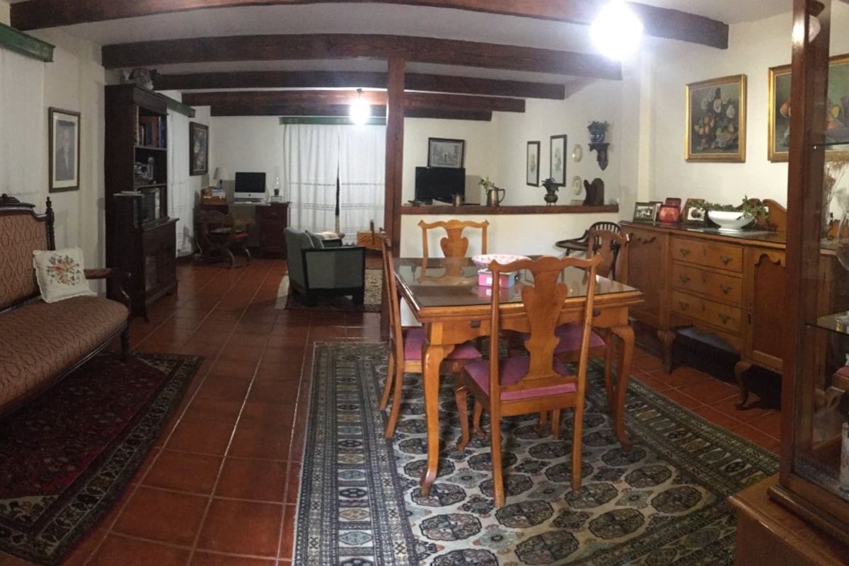 Comedor y sala de estar con muebles de madera en Tenerife.