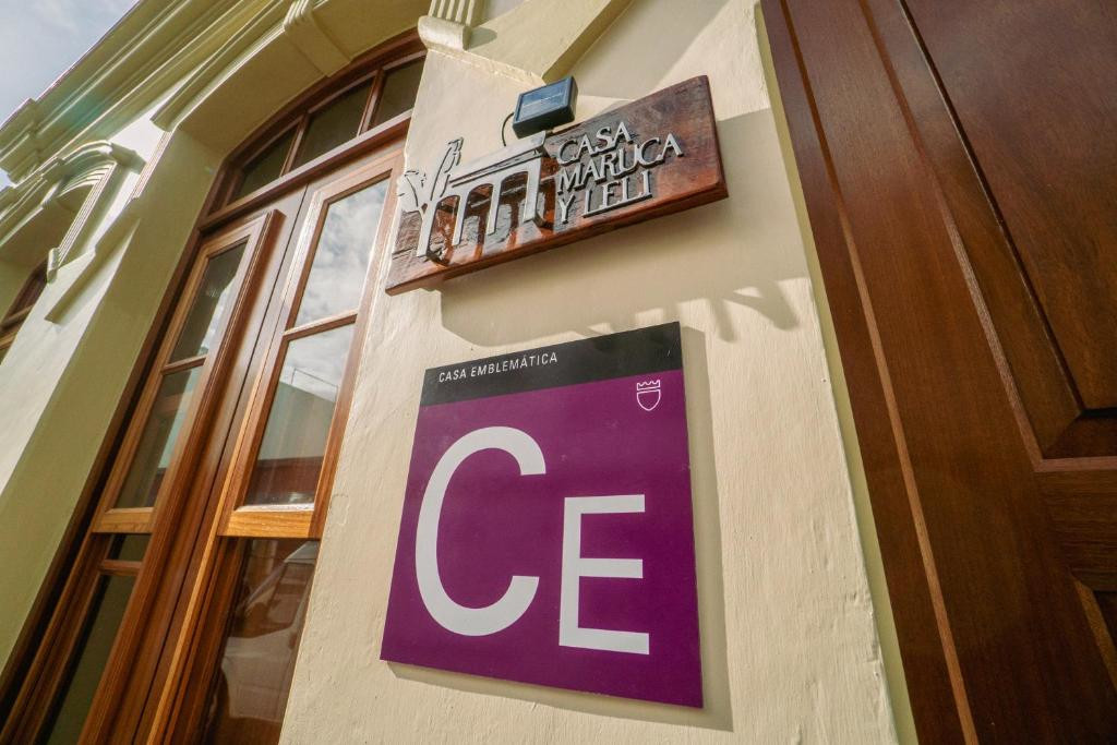 Casa Maruca y Feli, cartel de Casa Emblemática con letras Ce en Tenerife.