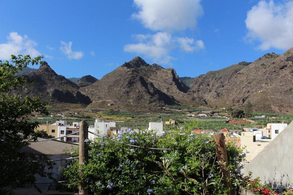 Vista de las montañas y casas en el municipio de Teno, Tenerife.