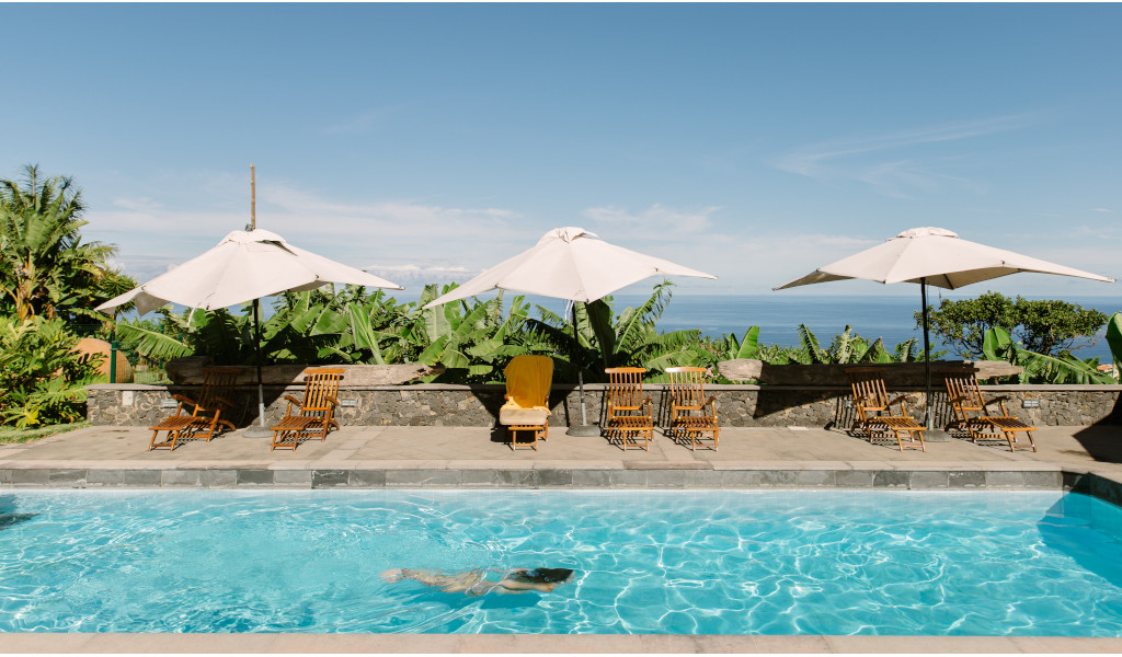 Finca El Patio de Tita Piscina con hamacas y sombrillas