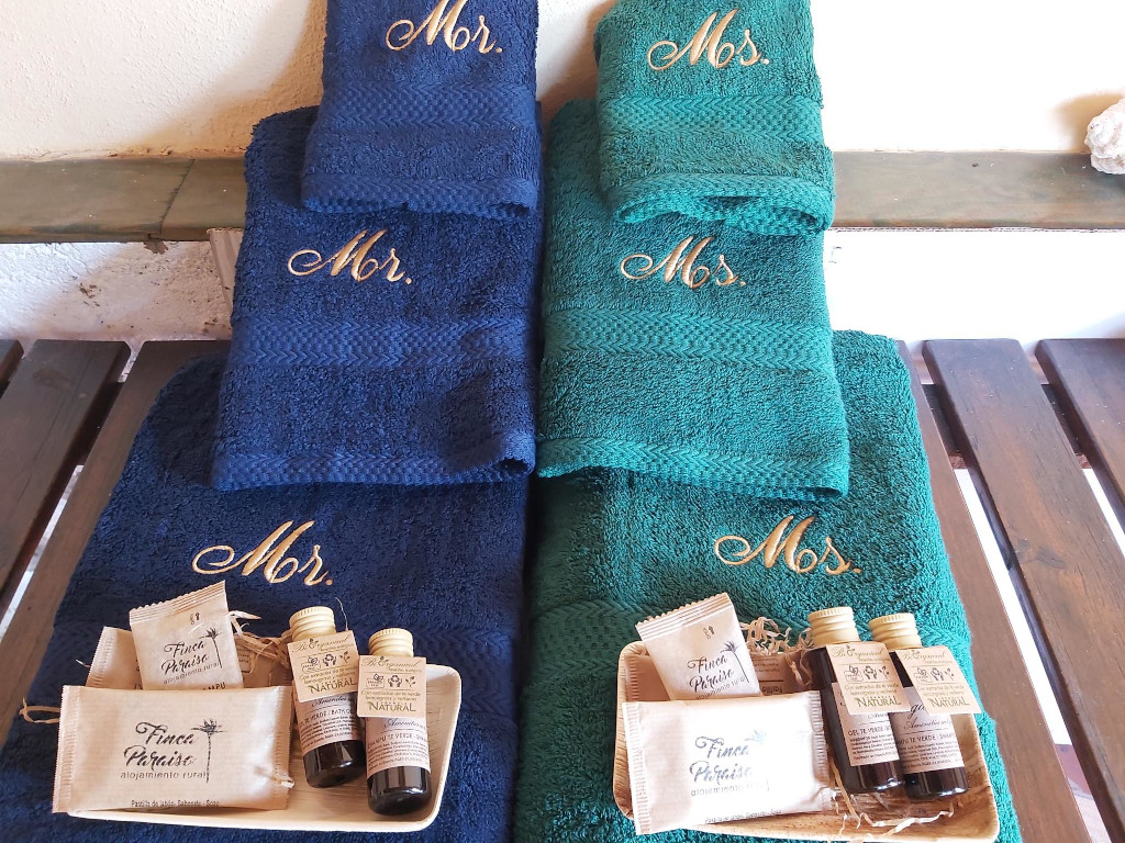 Toallas etiquetadas como Mr. y Ms. con productos de baño en Finca París, Tenerife.