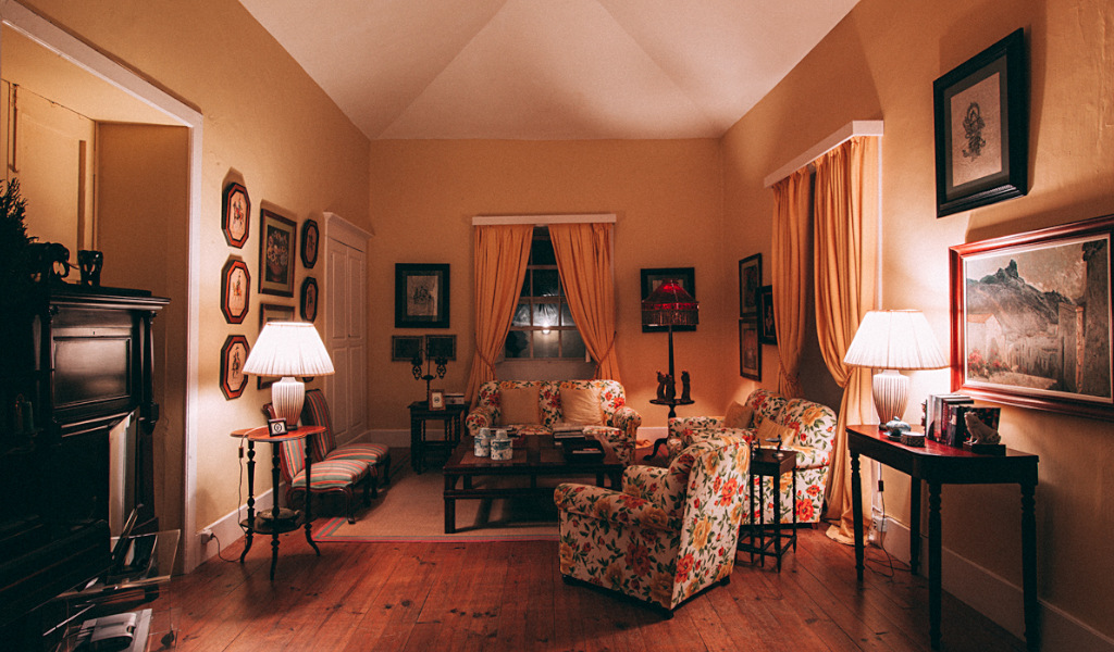 Sala de estar con muebles antiguos y cuadros en la pared, Tenerife.