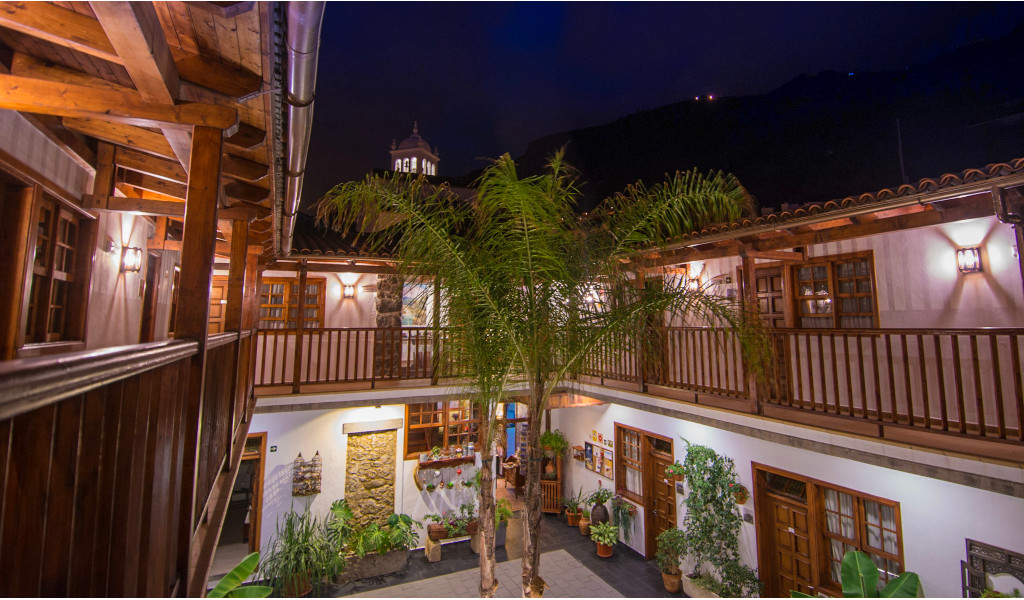 Patio interior de una posada en Tenerife iluminado por la noche.