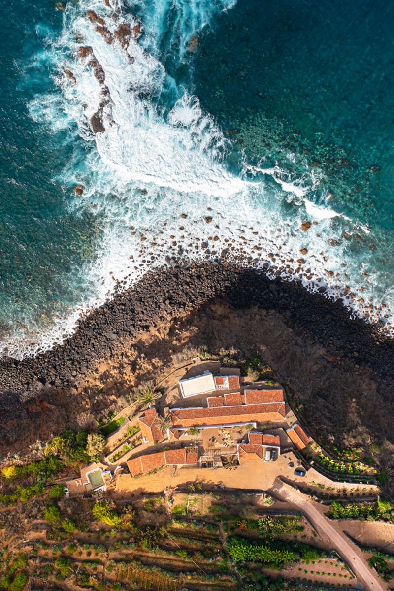 Vista aérea de la costa y casas en Buenavista del Norte en Tenerife.