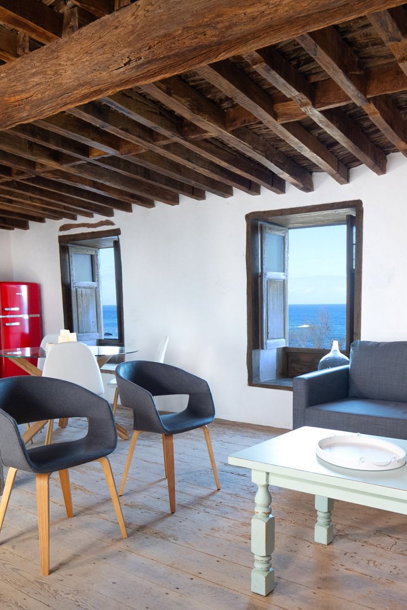 Sala de estar con vistas al mar en una casa en Tenerife.