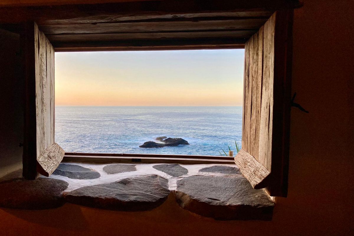 Vista al mar desde ventana rústica en Garachico, Tenerife.