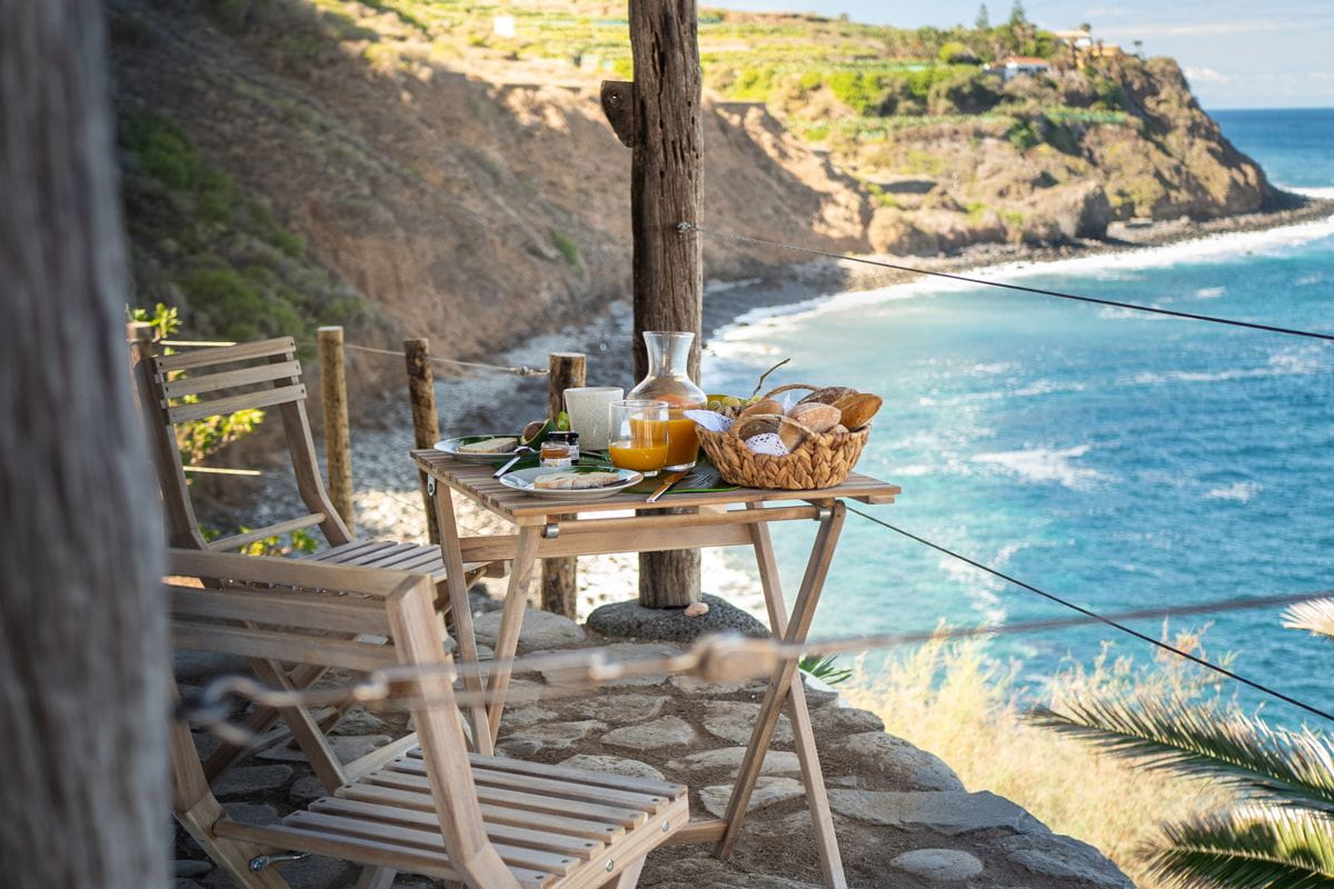 Desayuno frente al mar en Tenerife con vistas a la costa.