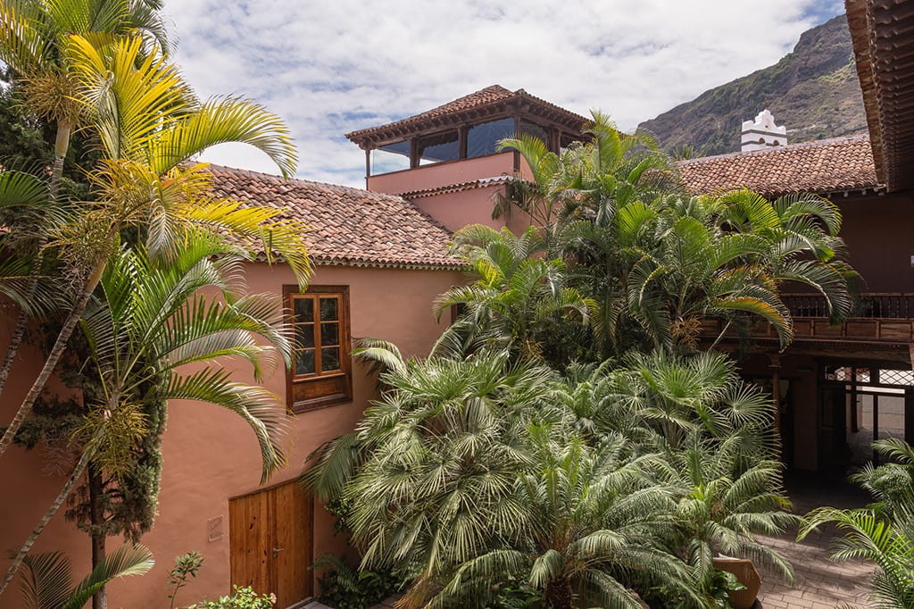 Patio con palmeras en una casa tradicional de Tenerife.