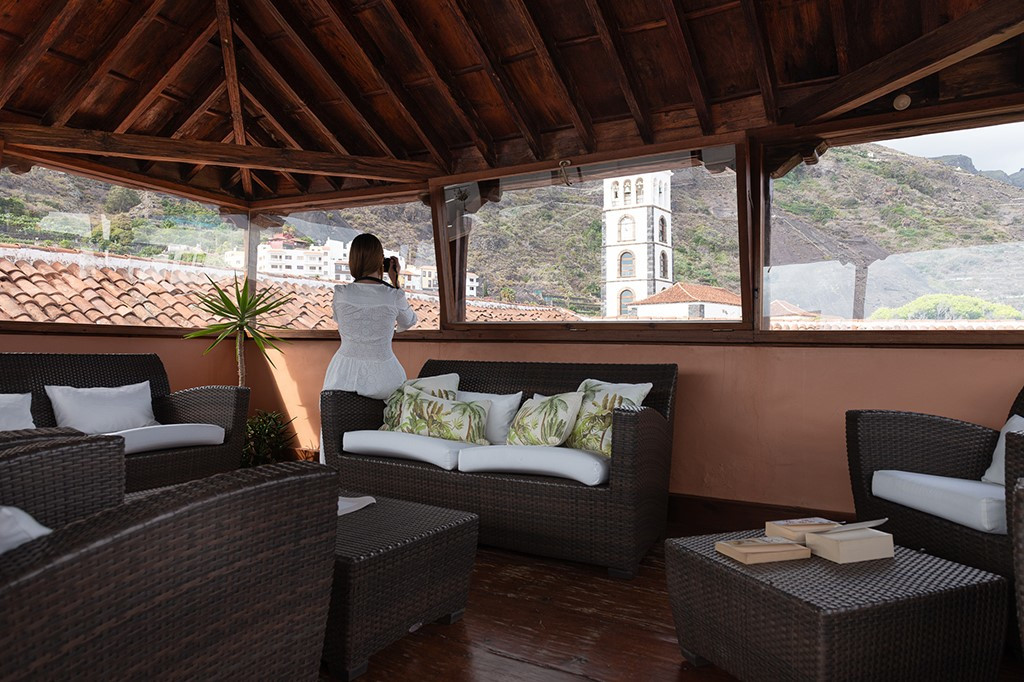 Terraza con muebles de mimbre y vista a torre en Icod de los Vinos, Tenerife.