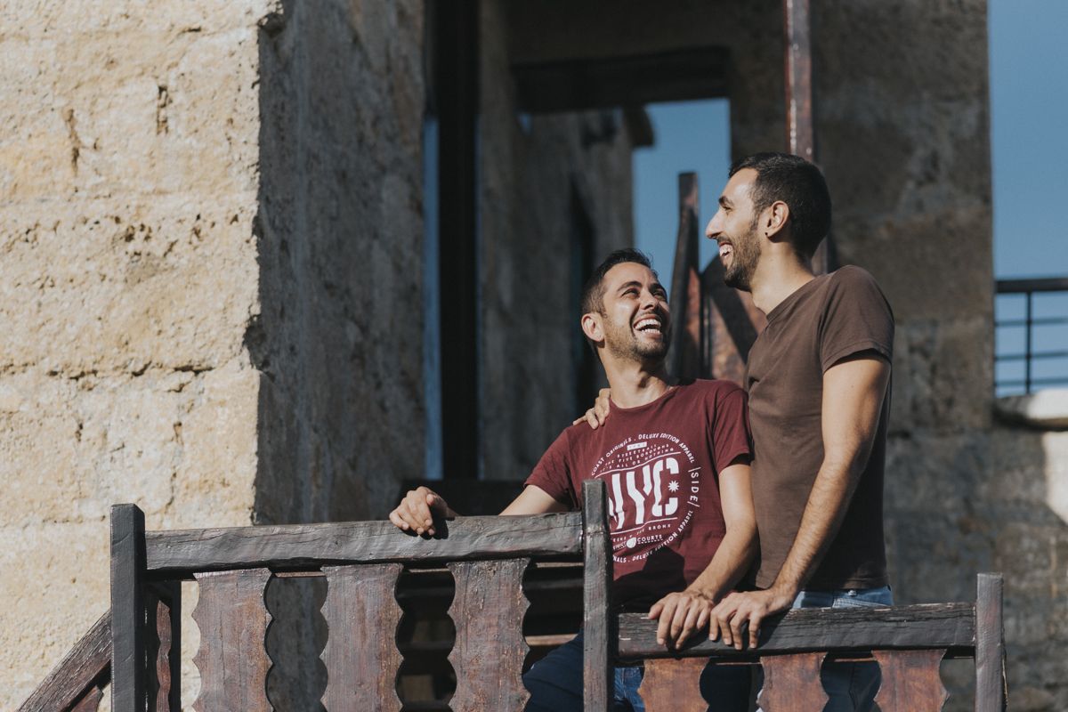 Dos personas sonriendo en un balcón en Tenerife.
