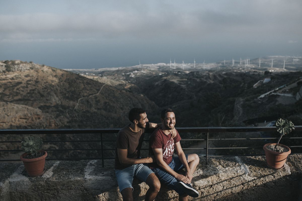 Dos personas sentadas en un mirador con vistas panorámicas en Tenerife.