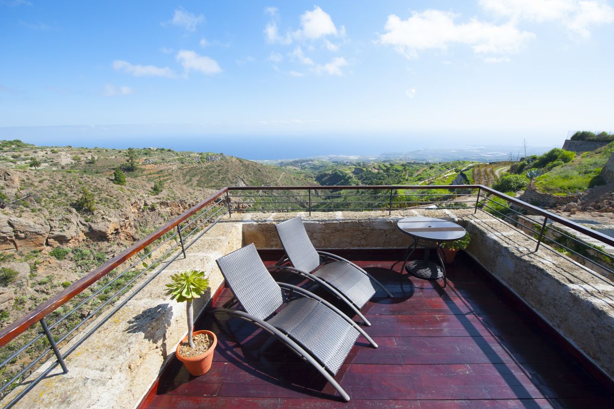Terraza con tumbonas y vista al mar y montañas en Tenerife.