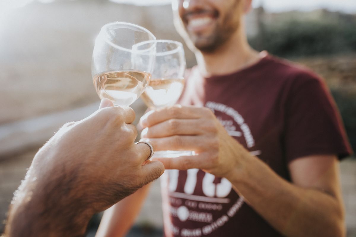 Personas brindando con copas de vino rosado en una bodega en Tenerife.