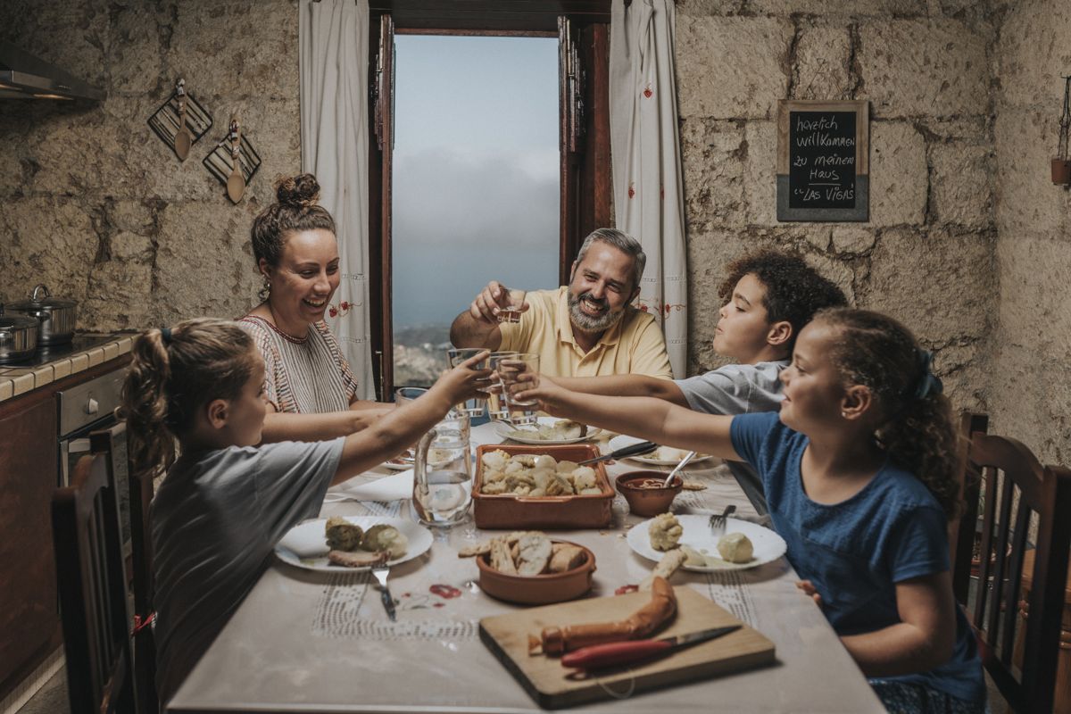 Familia brindando en una cocina con vistas en Tenerife, herzlich willkommen zu meinem Haus Las Vegas en pizarra.
