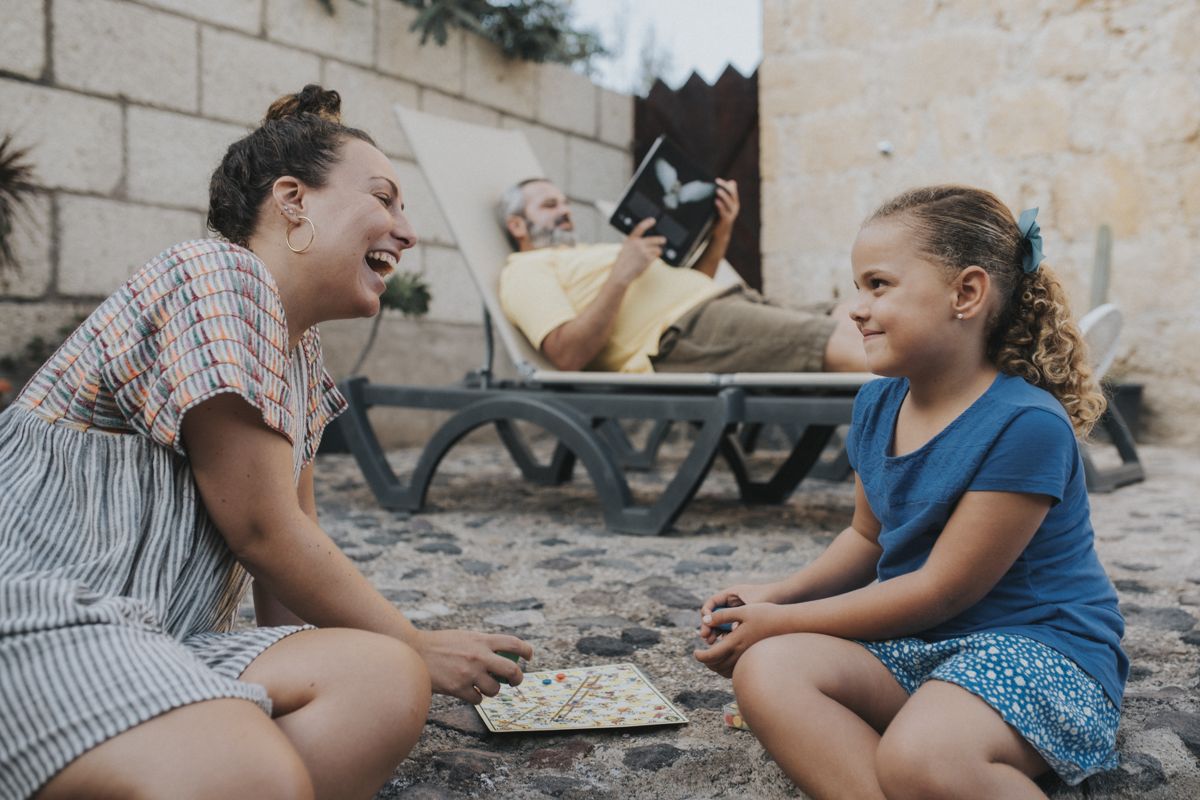 Personas jugando y riendo al aire libre en Tenerife.