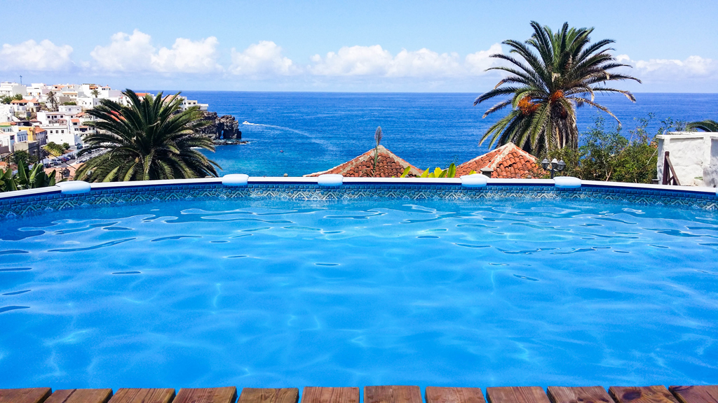 Piscina con vista al mar y palmeras en Tenerife.