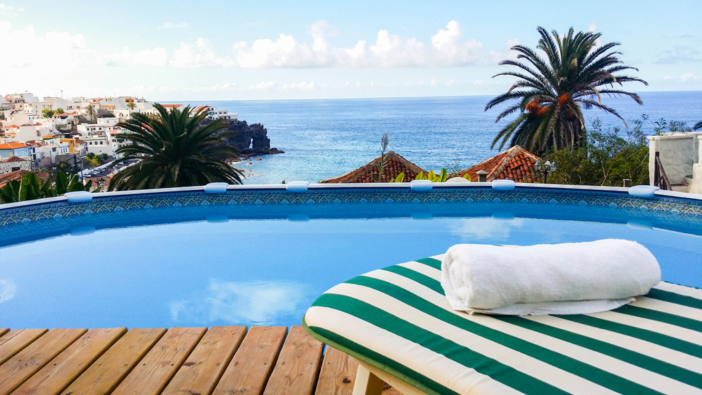 Piscina con vista al mar y casas en Garachico, Tenerife.