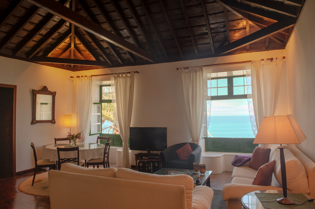Sala de estar con vista al mar en una casa en Tenerife.