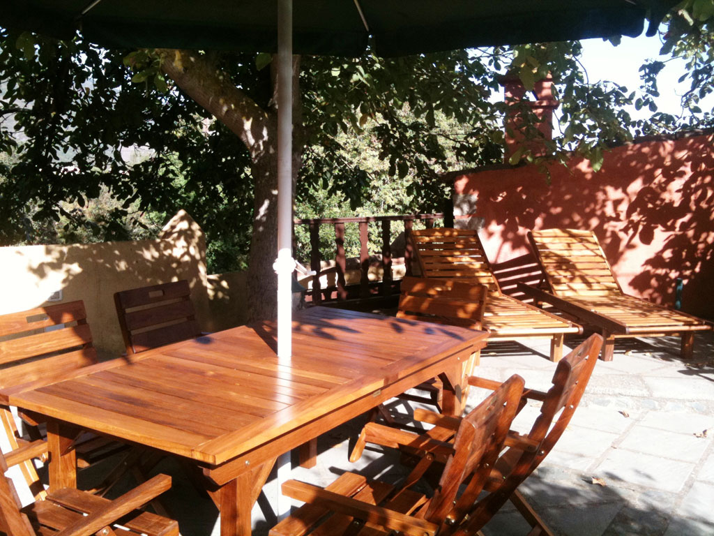 Muebles de terraza en sombra en un patio de Tenerife.