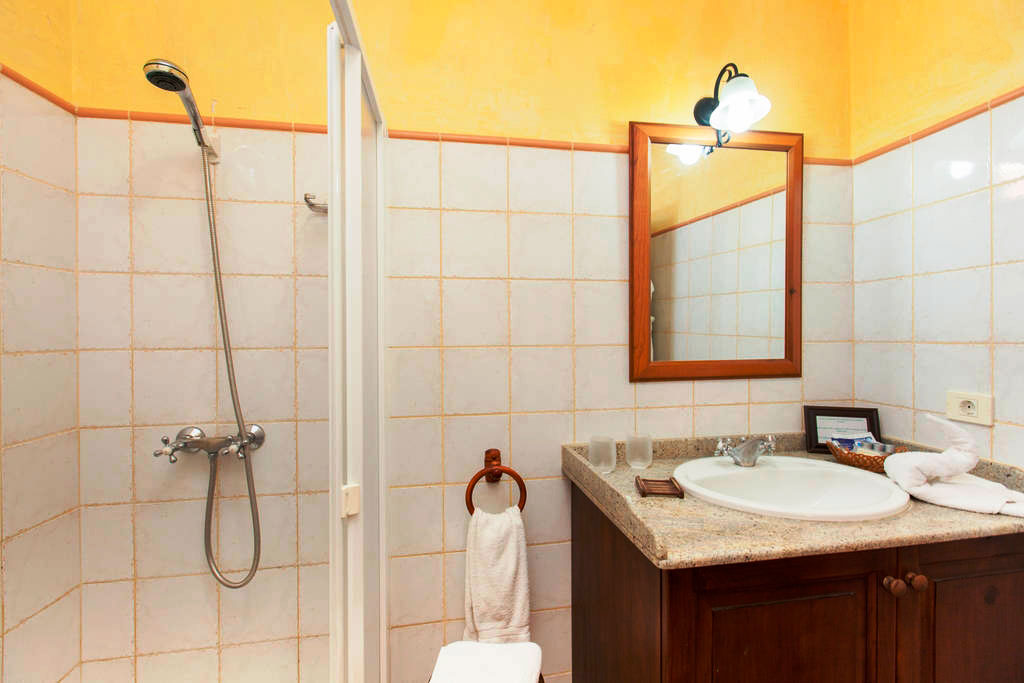 Baño con ducha, lavabo y espejo en Los Cristianos, Tenerife.