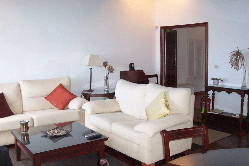 Sala de estar con sofás blancos y mesa de café en Tenerife.