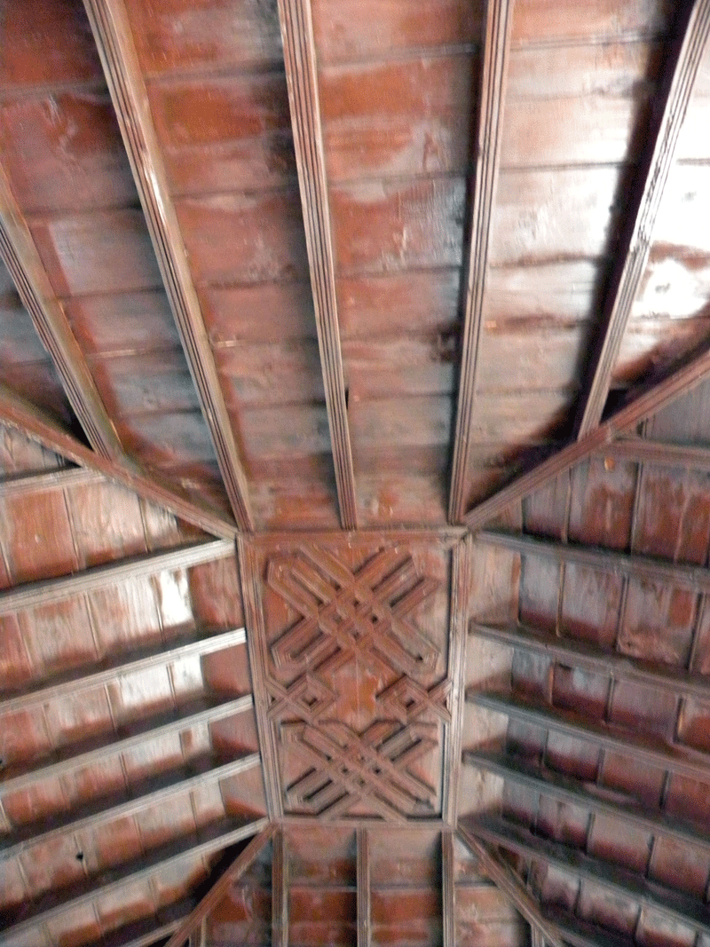 Techo de madera con vigas geométricas en una construcción de La Laguna, Tenerife.