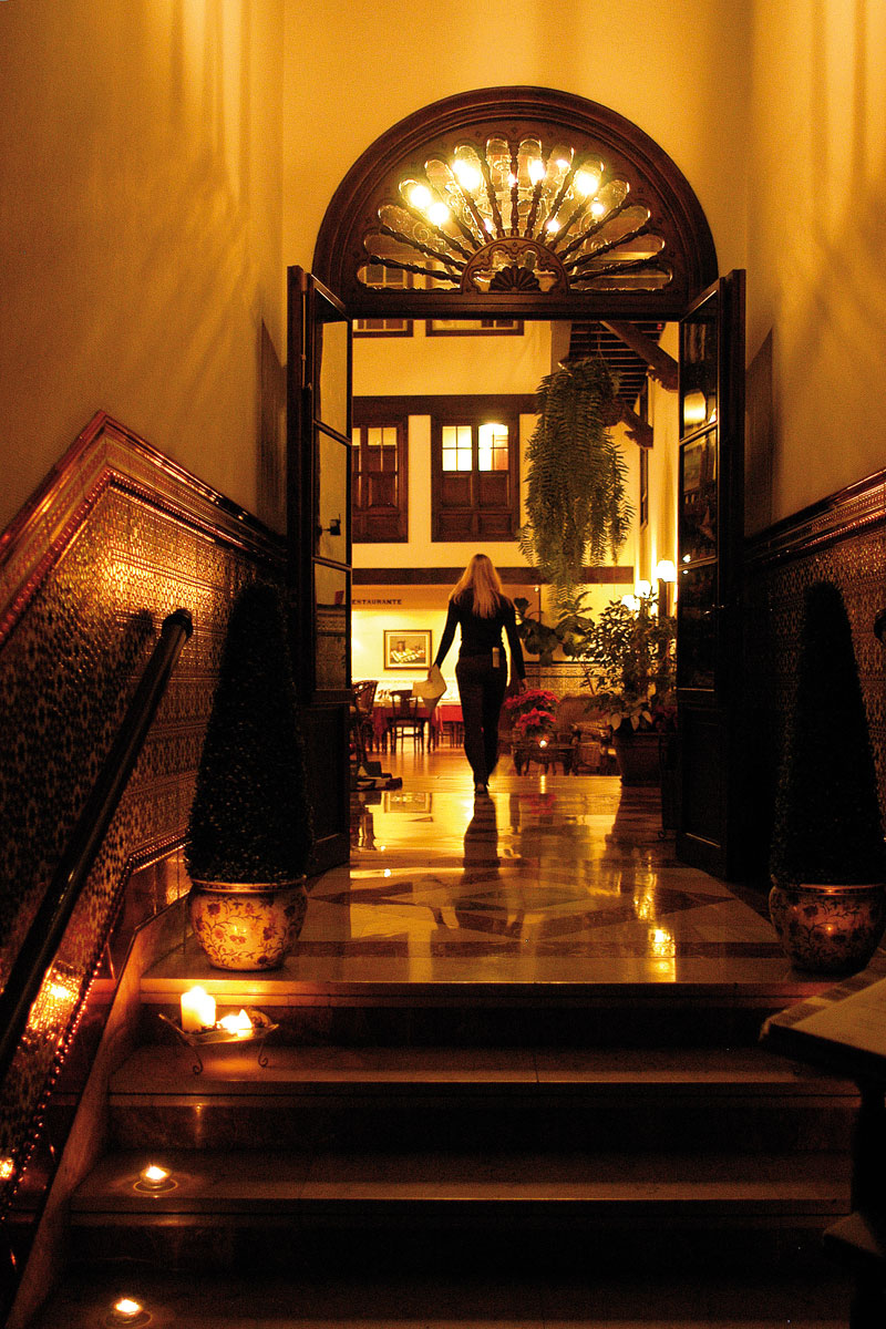 Mujer entrando en restaurante iluminado en La Orotava, Tenerife.