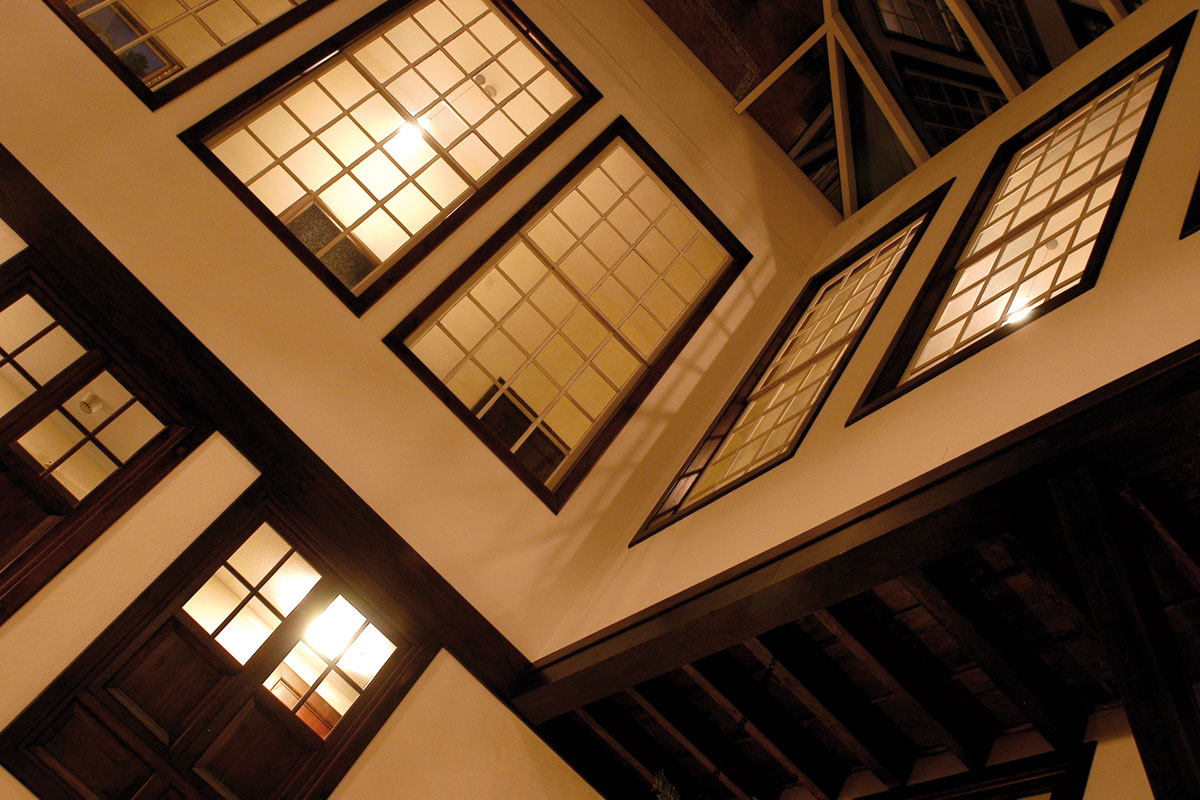Ventanas interiores de madera iluminadas en edificio de La Laguna, Tenerife.