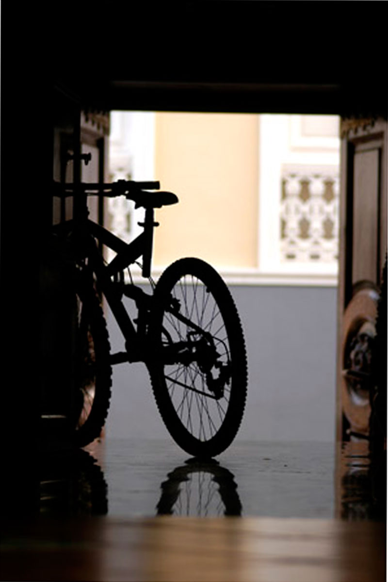 Bicicleta en la entrada de una casa en Tenerife.