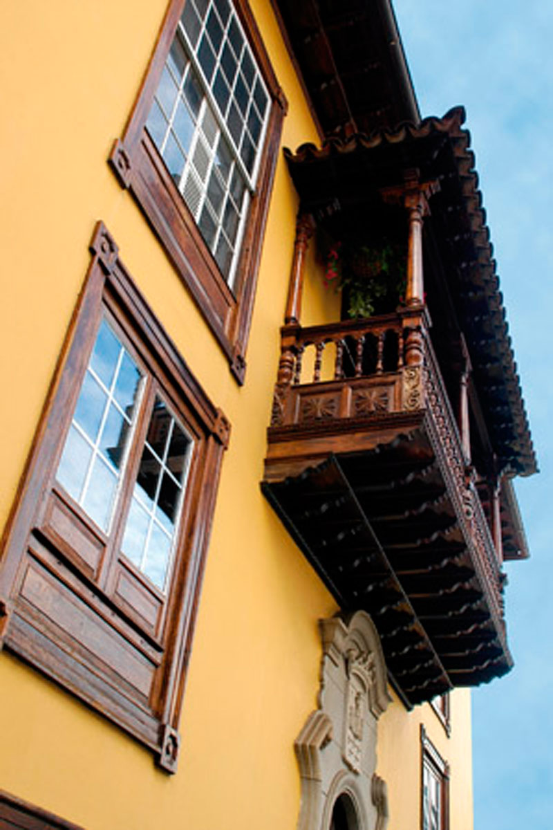 Balcón de madera en una casa en La Laguna, Tenerife.