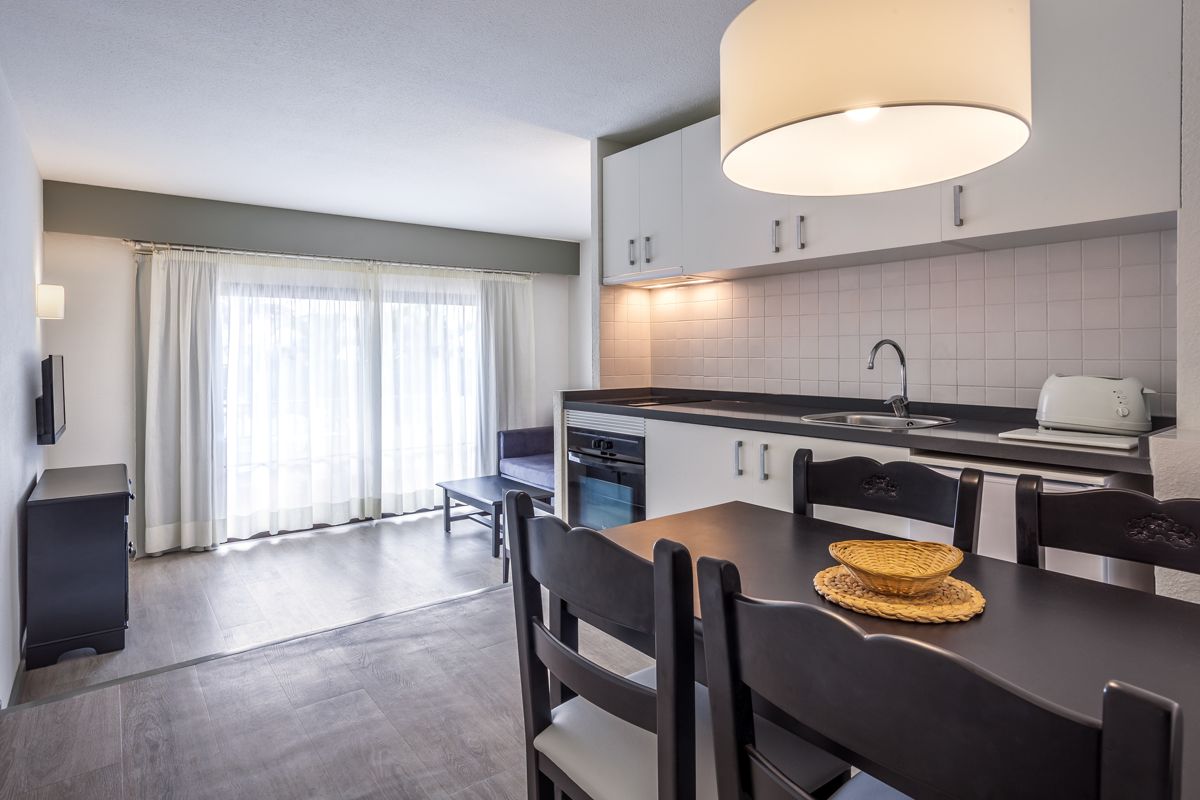 Cocina moderna con mesa y sillas en apartamento de Tenerife.