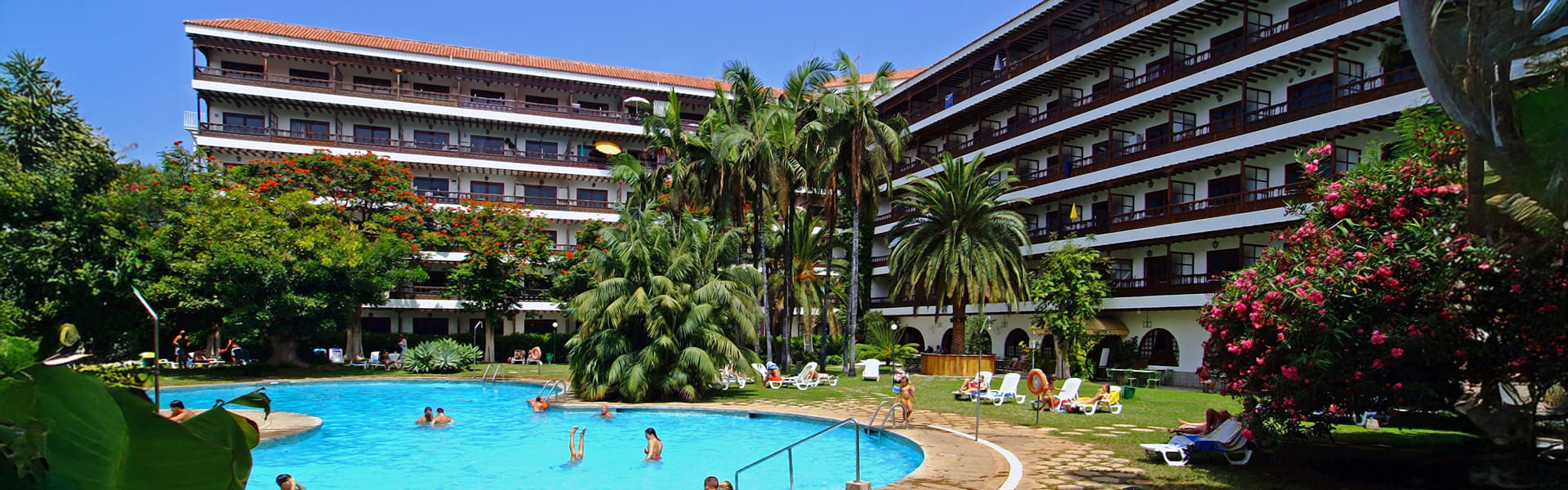 Vistas piscina y hotel