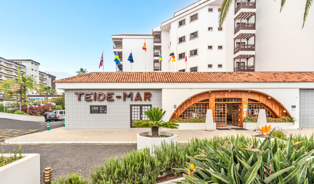 Entrada del edificio Teide Mar con banderas en Puerto de la Cruz, Tenerife.