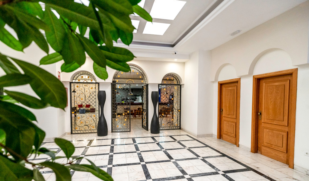 Entrada de restaurante con puertas de hierro forjado en Tenerife.