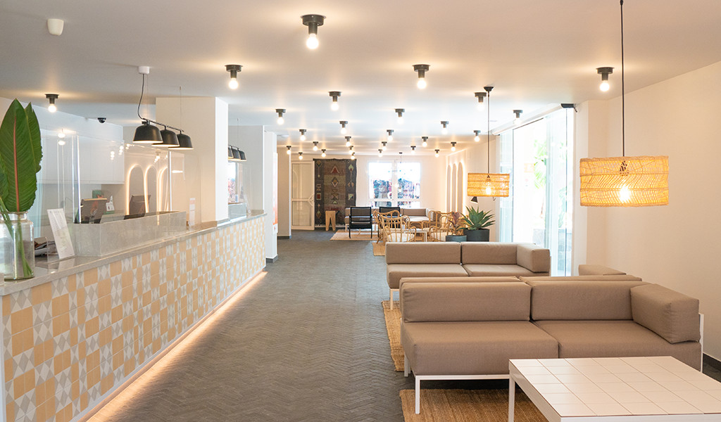 Recepción moderna y sala de espera en un hotel de Tenerife.