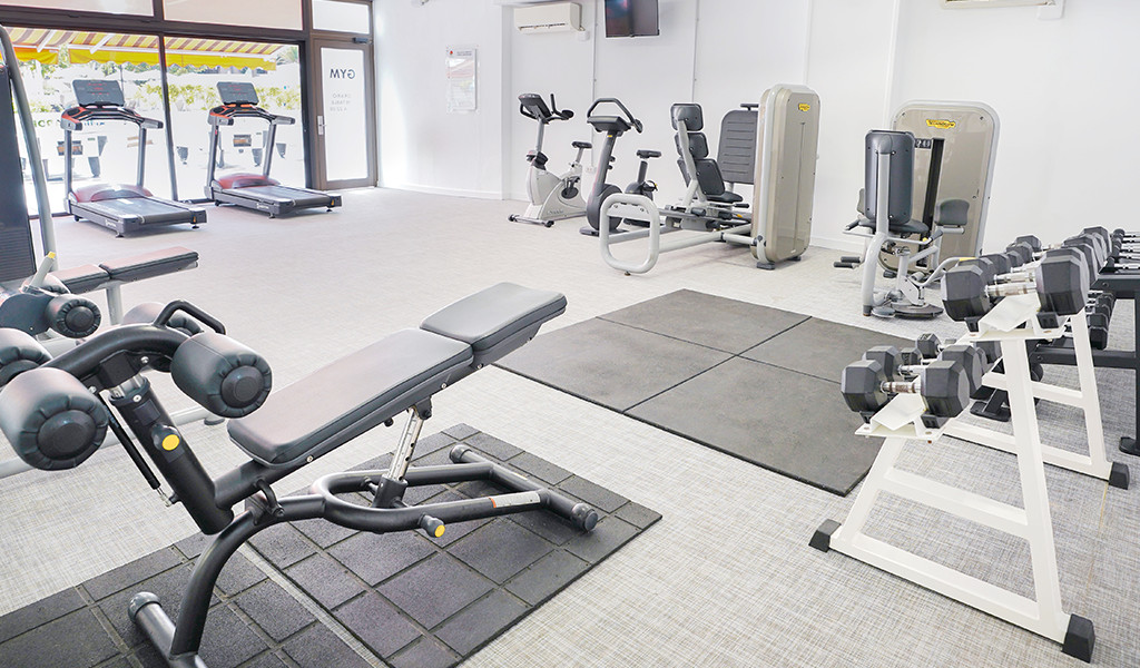 Gimnasio con equipo de ejercicio en Tenerife, incluidas pesas y máquinas cardiovasculares.
