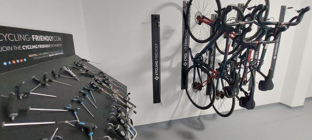 Herramientas de ciclismo y bicicletas colgadas en un soporte en Tenerife.