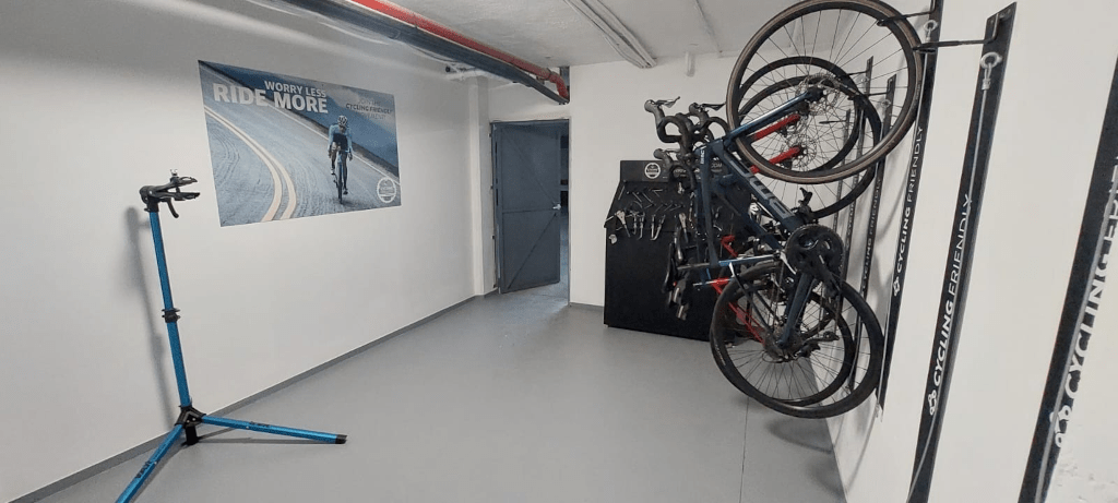 Bicicletas colgando y cartel Worry Less, Ride More en una sala en Tenerife.