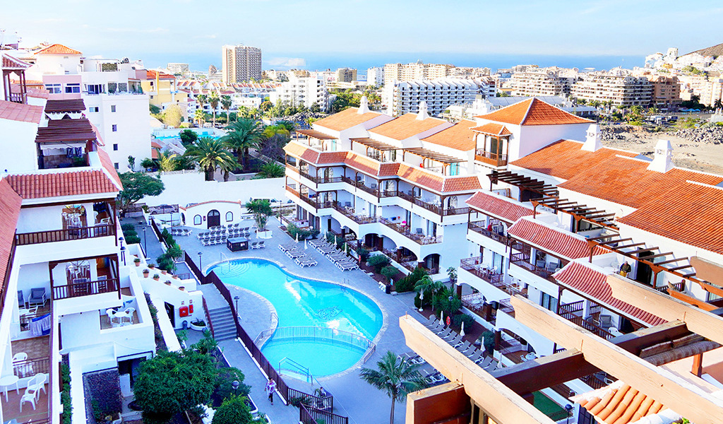 Complejo de apartamentos con piscina en Los Cristianos, Tenerife.