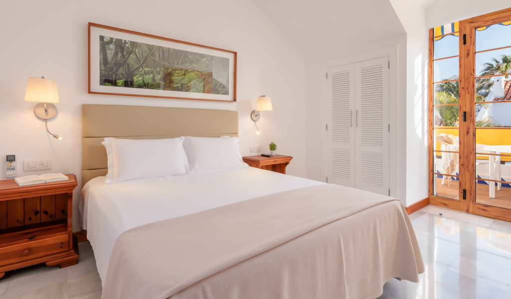 Habitación luminosa con cama doble y balcón en Tenerife.