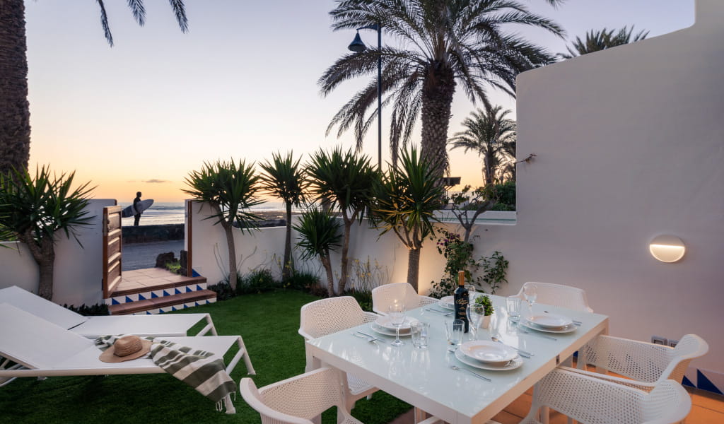 Terraza con mesa de comedor y vistas al atardecer en Tenerife.