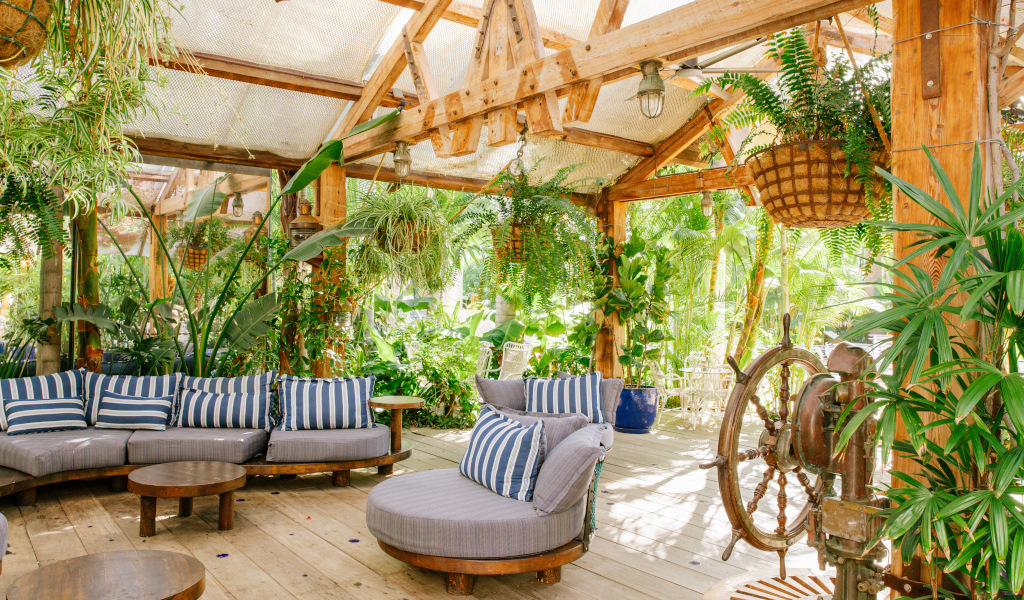 Área de descanso con plantas y decoración de madera en Tenerife.