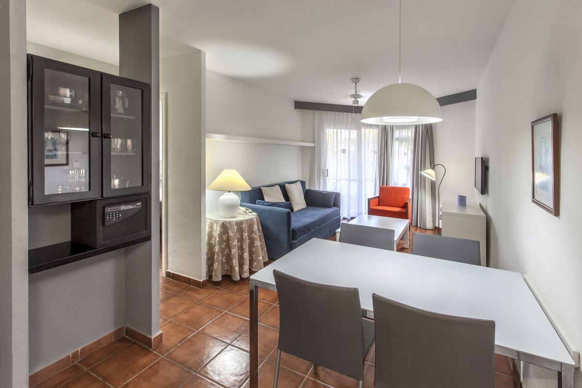 Sala de estar con sofás, mesa y decoración moderna en hotel de Tenerife.