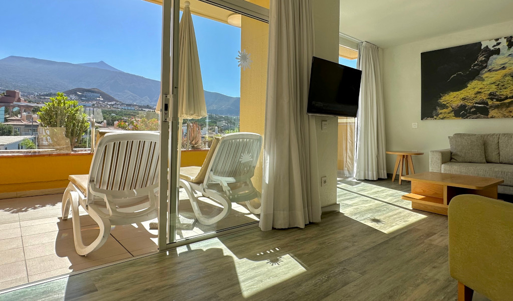 Terraza soleada con vista al Teide en Tenerife desde sala de estar.