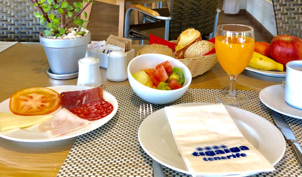 Desayuno con embutidos, frutas y zumo en Tagara Tenerife.