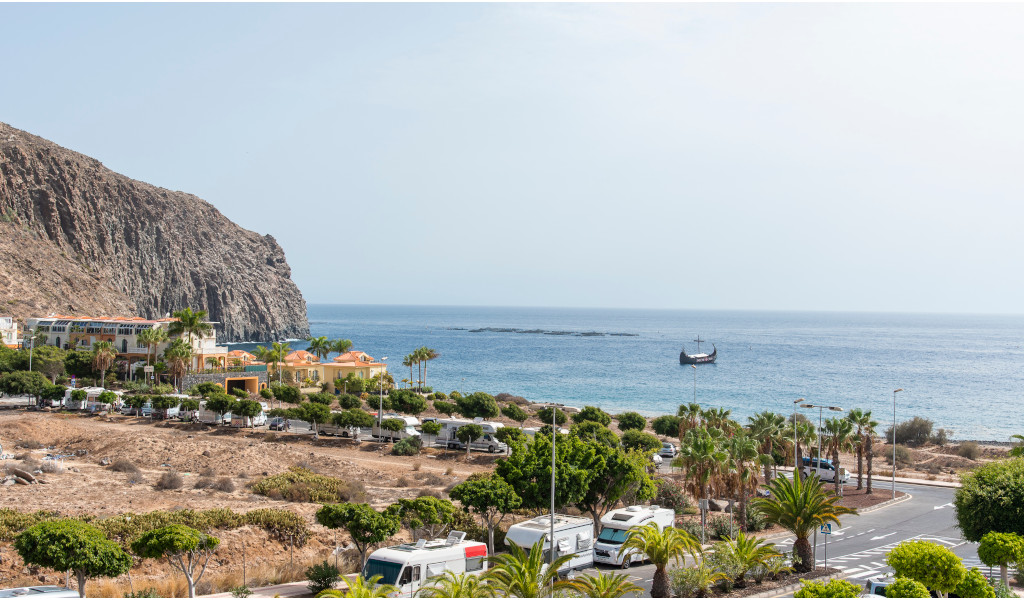 Vista costera con un barco pirata y acantilados en Los Cristianos, Tenerife.